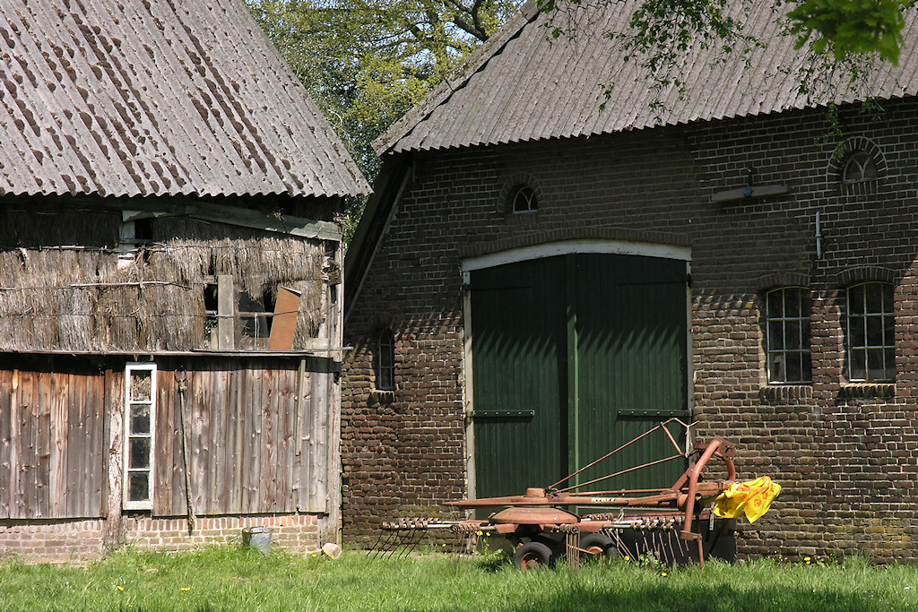 Strowand van een vervallen schuur in Achterste Erm