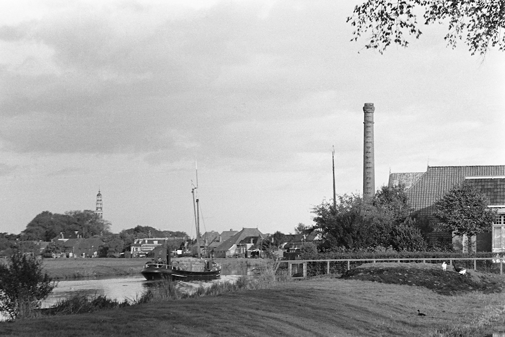 Zicht op Aldeboarn met de zuivelfabriek
