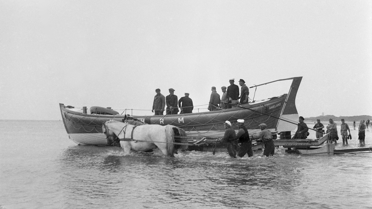 De Reddingsboot wordt met Paarden het water in gereden