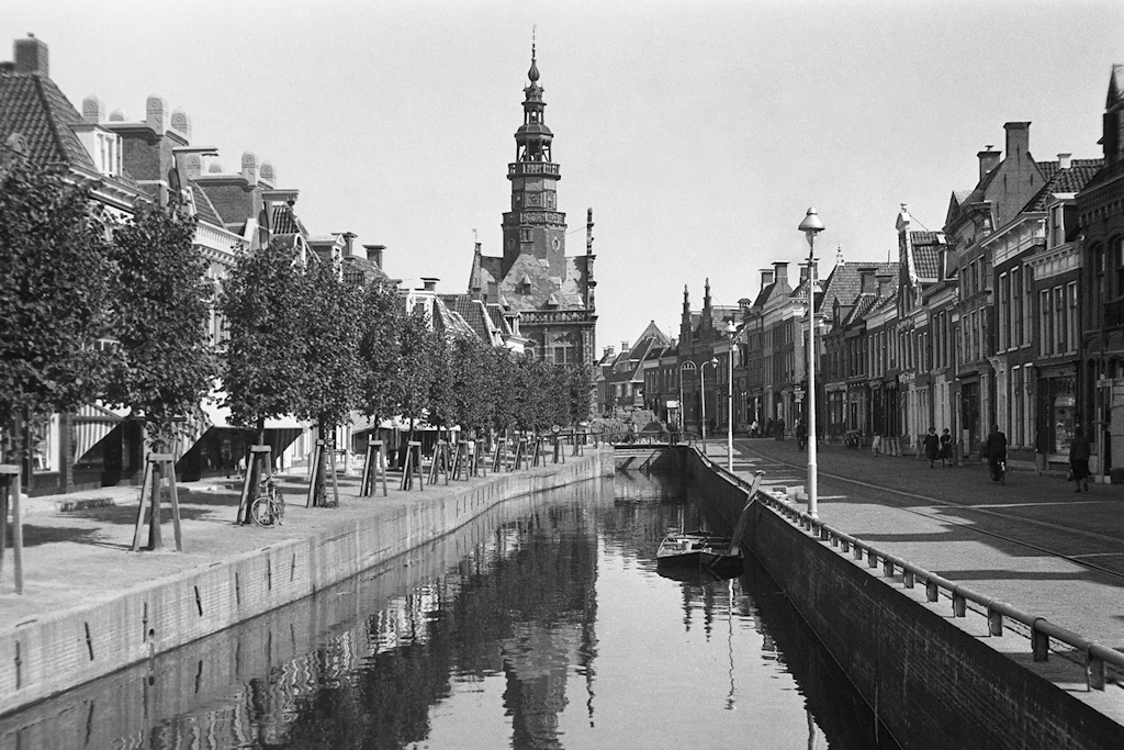 Bolsward, Marktstraat met het stadhuis in 1941