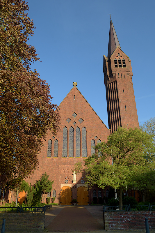 De expressionistische Sint-Franciscusbasiliek van Bolsward