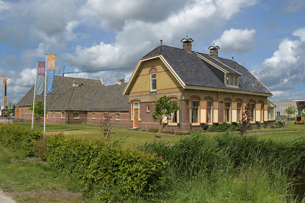 Gelede boerderij in overgangsstijl bij Leeuwarden