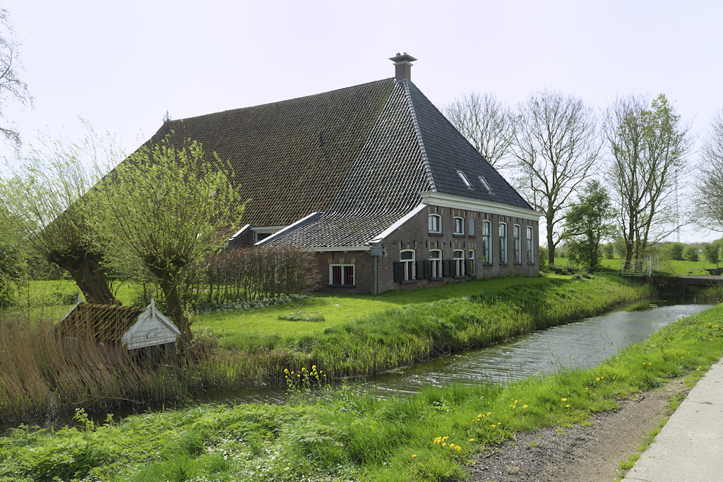 Stelp uit 1868 met melkkelder bij Friens