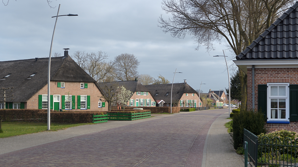 Boerderijen aan de Oude Rijksweg in Rouveen