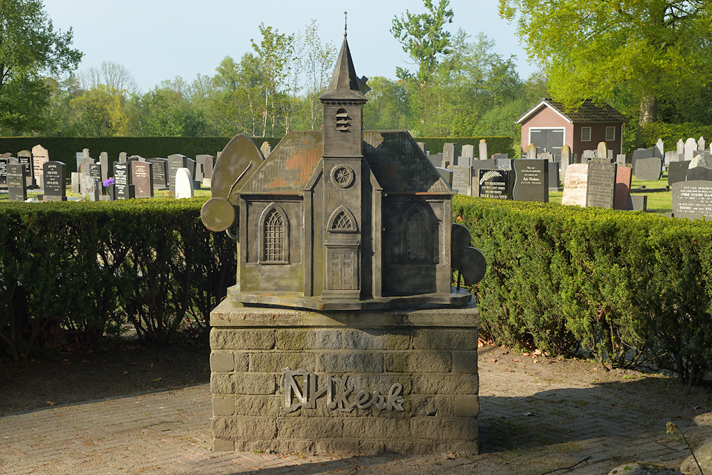 Monument voor de afgebrande kerk van Drachtsterkompenije