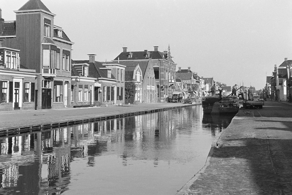 Drachten, Drachtstervaart Molenend met gemeentehuis 1941