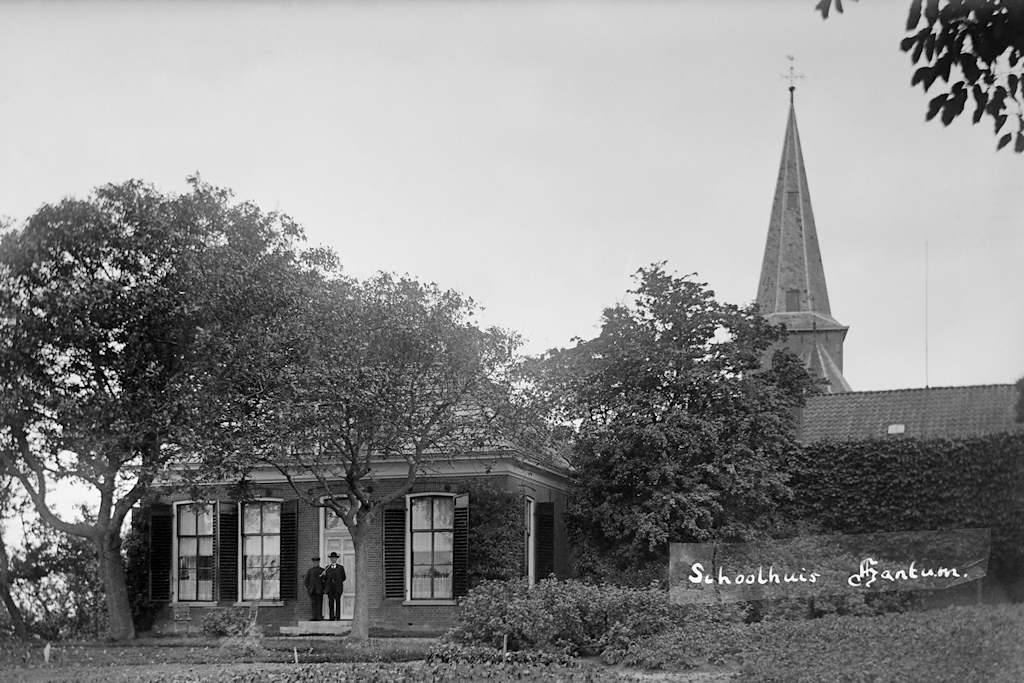 Hantum, voormalige school met schoolmeesterswoning