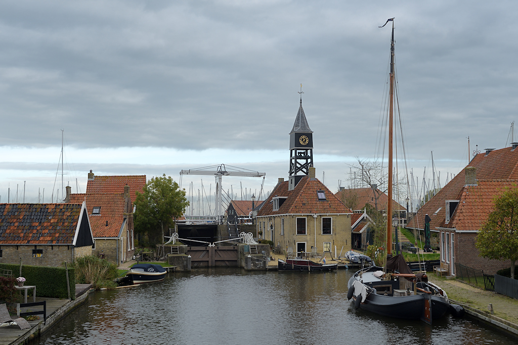 Het Sluishuis van Hindeloopen gezien over de Zijlroede