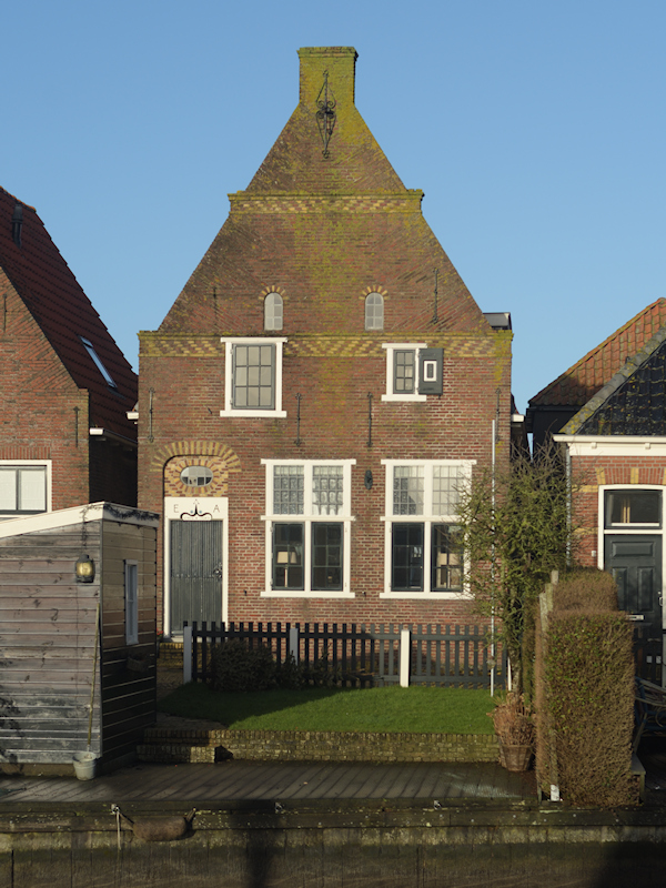 Hindelooper schoudergevel met twee friezen en siermetselwerk