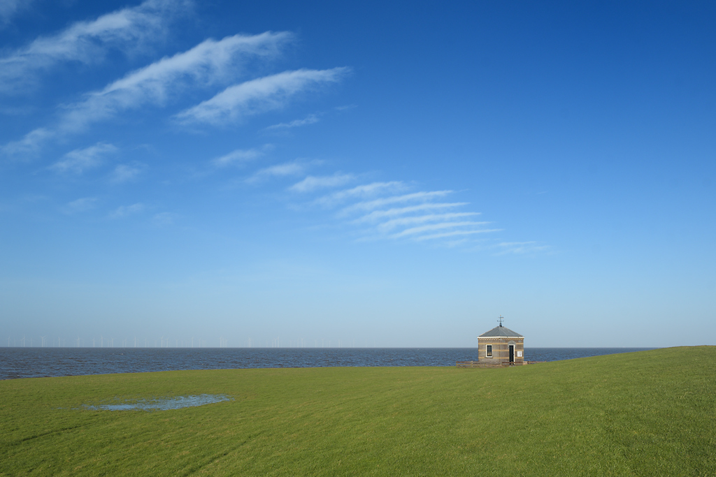 Peilschaalhuisje aan de voet van de dijk rond Hindeloopen