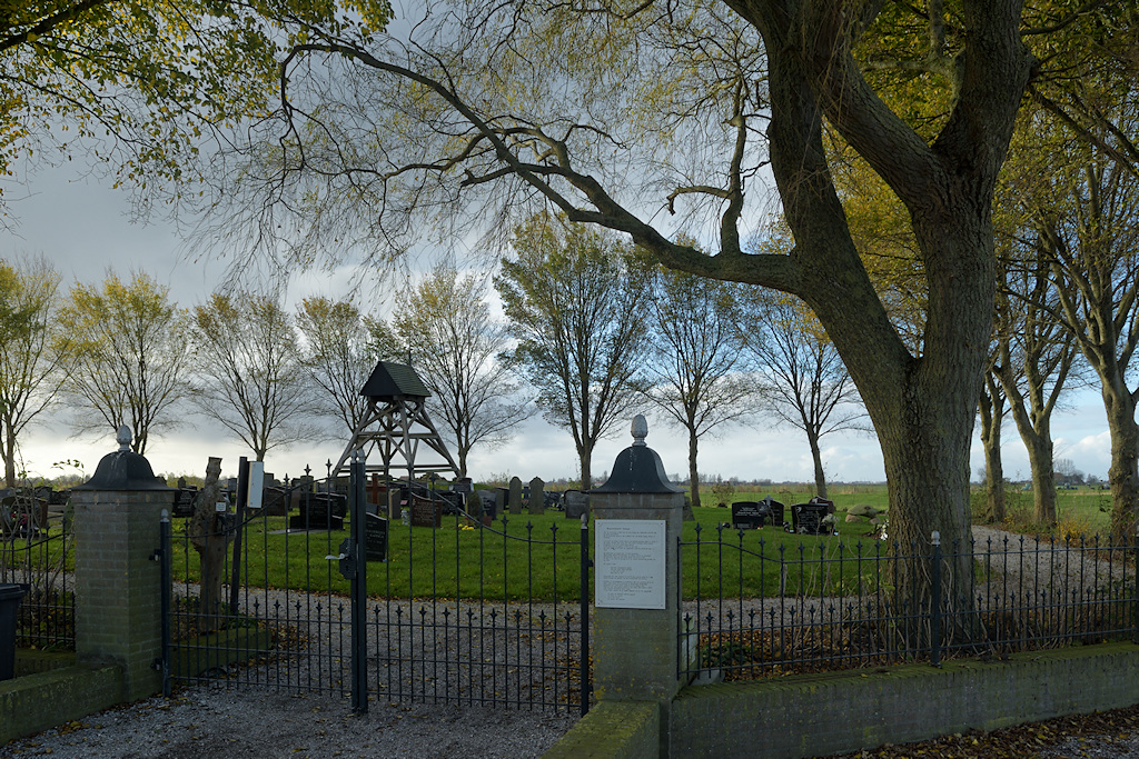 Idzegea, kerkhof met klokkenstoel