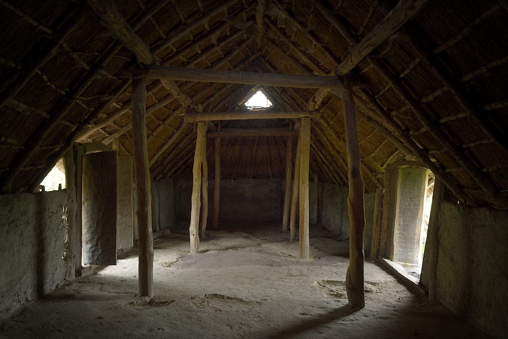 Interieur van de replica van een IJzertijdboerderij
