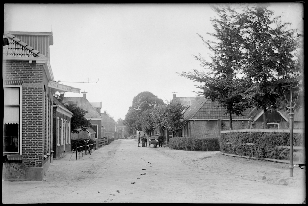De Schoolstraat van Jistrum heeft het karakter van een wegdorp
