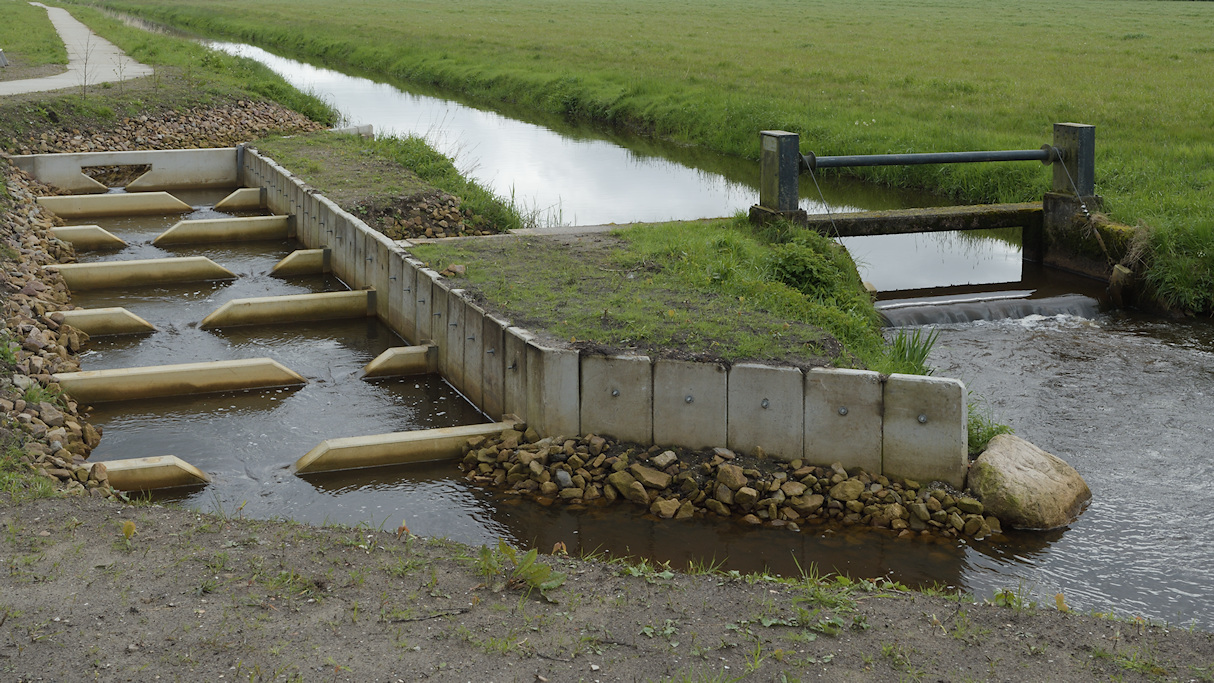 Stuw met vistrap in de Linde