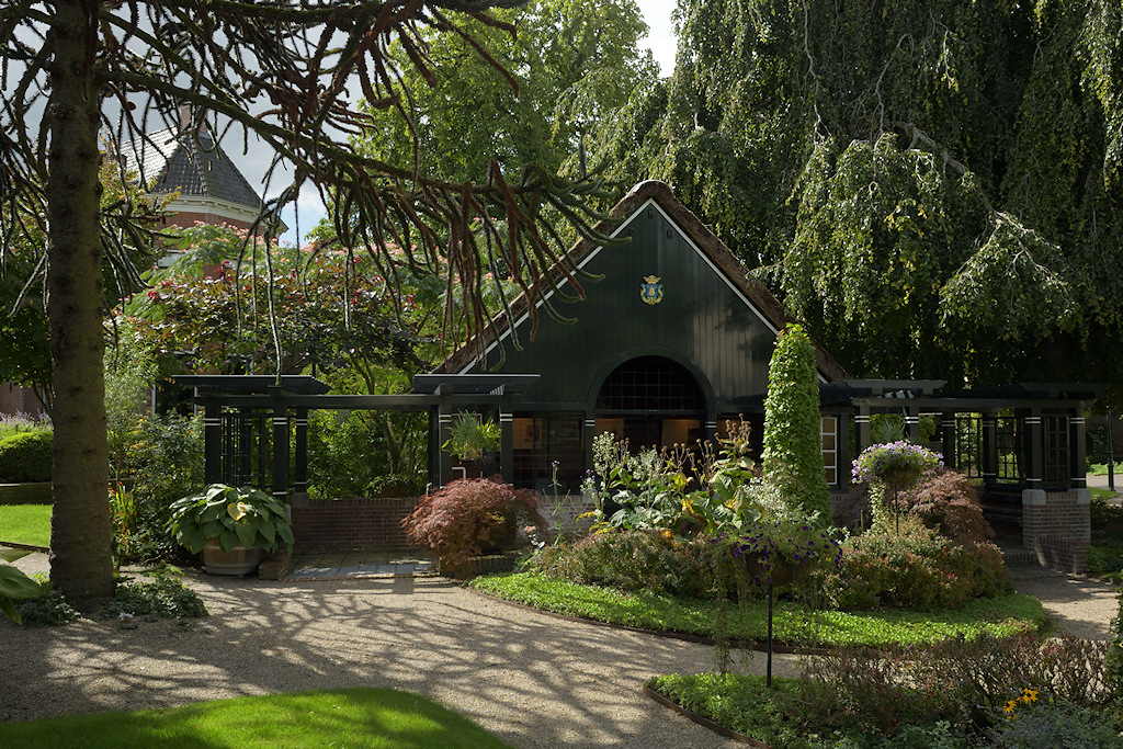 Tuinhuis door W.C. de Groot bij het Anthony Gasthuis in Leeuwarden