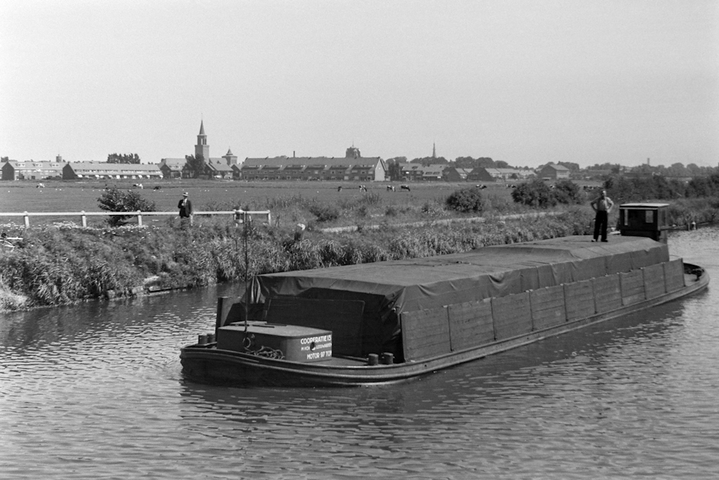 Vrachtschip in de Haringervaart bij Leeuwarden
