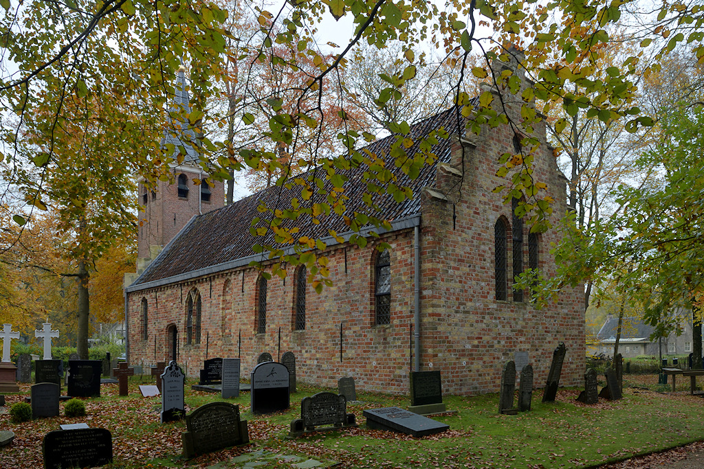 De kerk van Olterterp in de herfst