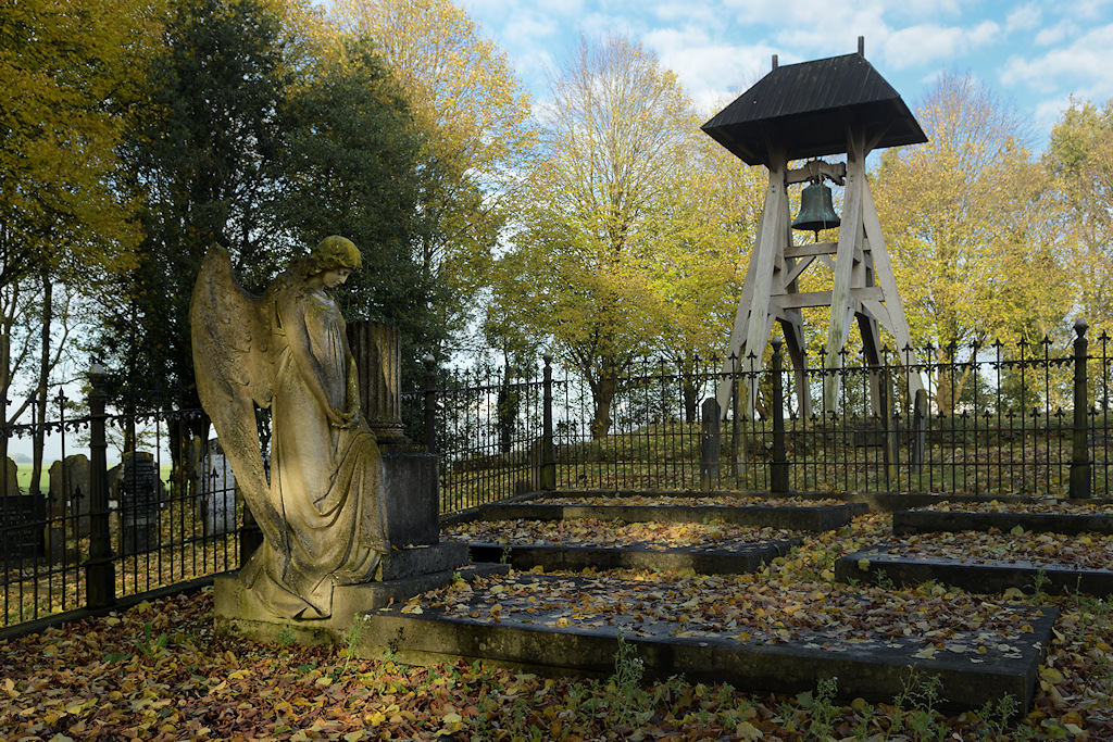 Begraafplaats met klokkenstoel van Oud Beets