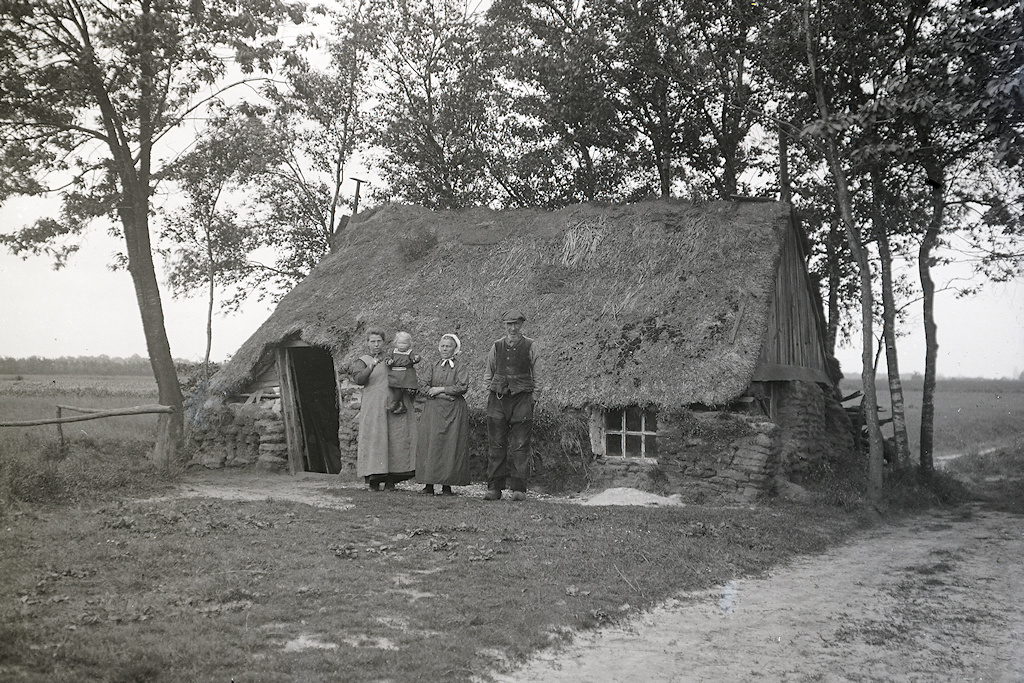 Plaggenhut Houtigehage 1923 - Foto: Uilkema, Klaas - Rijksdienst voor het Cultureel Erfgoed - Documentnummer: SHBO-F-KU176-2819