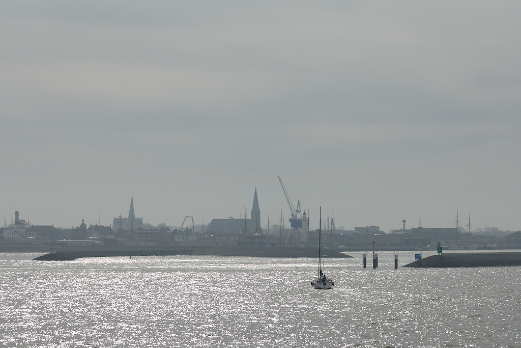 Pleziervaart, zeiljacht voor de haven van Harlingen