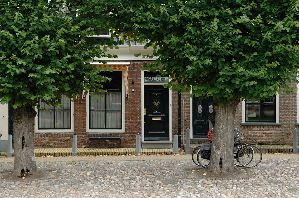 Sloten, de Lindengracht met fietsen