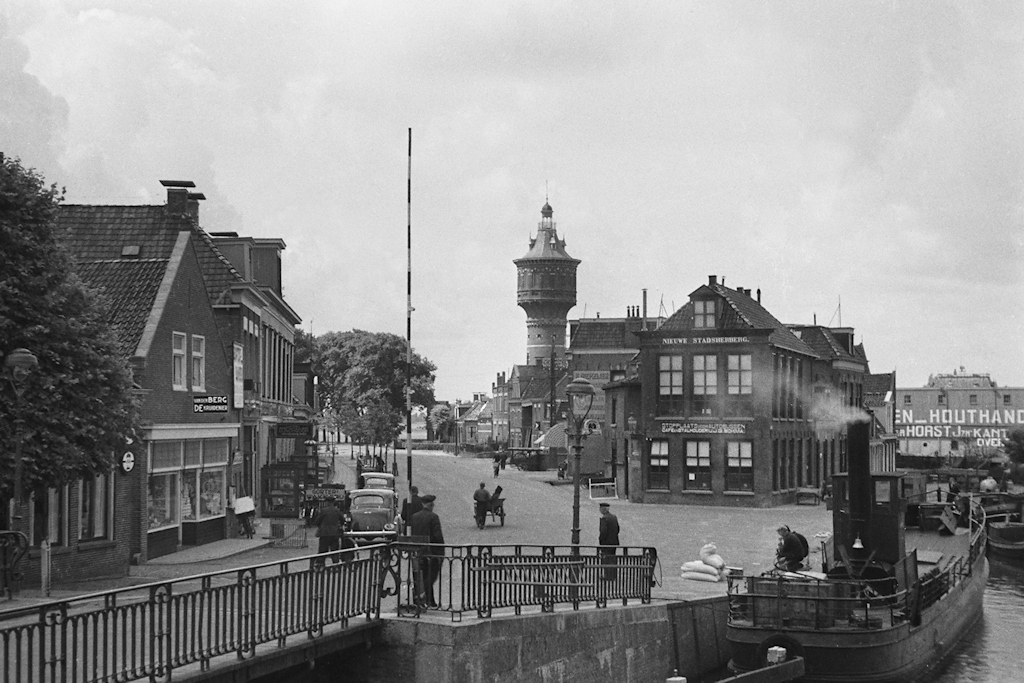Sneek 1940, uitzicht vanaf de Waterpoort over de Lemmerweg