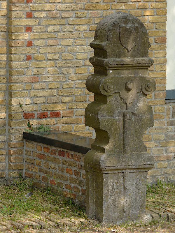 Stoeppaal in het dorp West-Terschelling