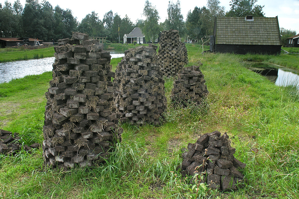 Drogende stapels turven