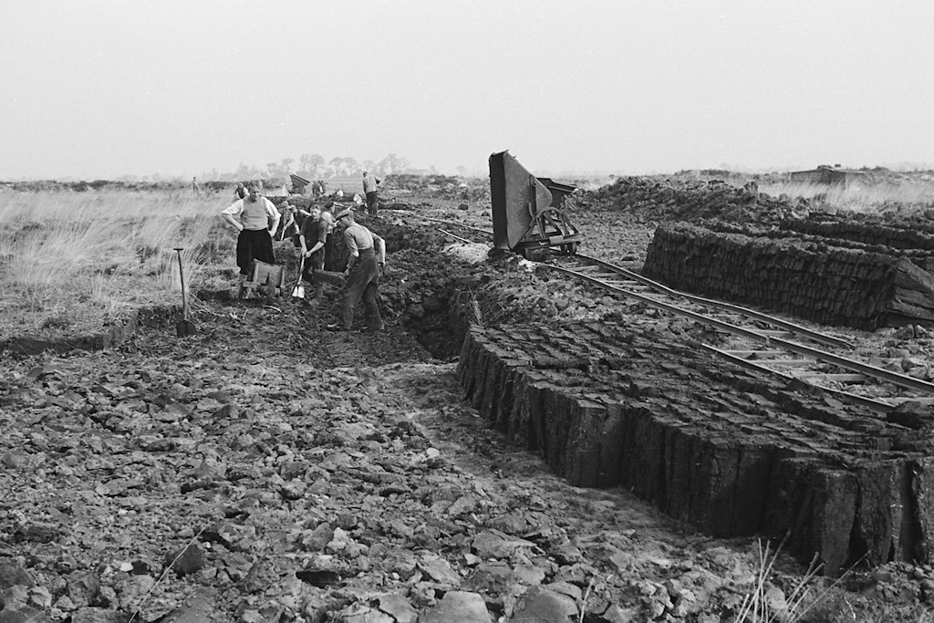 Turfsteken Rhederveld Groningen 1949 - Foto: Nationaal Archief CC0 - Fotograaf onbekend-Heidemij