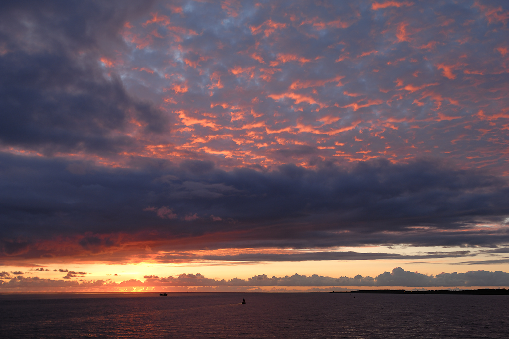 De Zon komt op tijdens de overtocht naar Schiermonnikoog