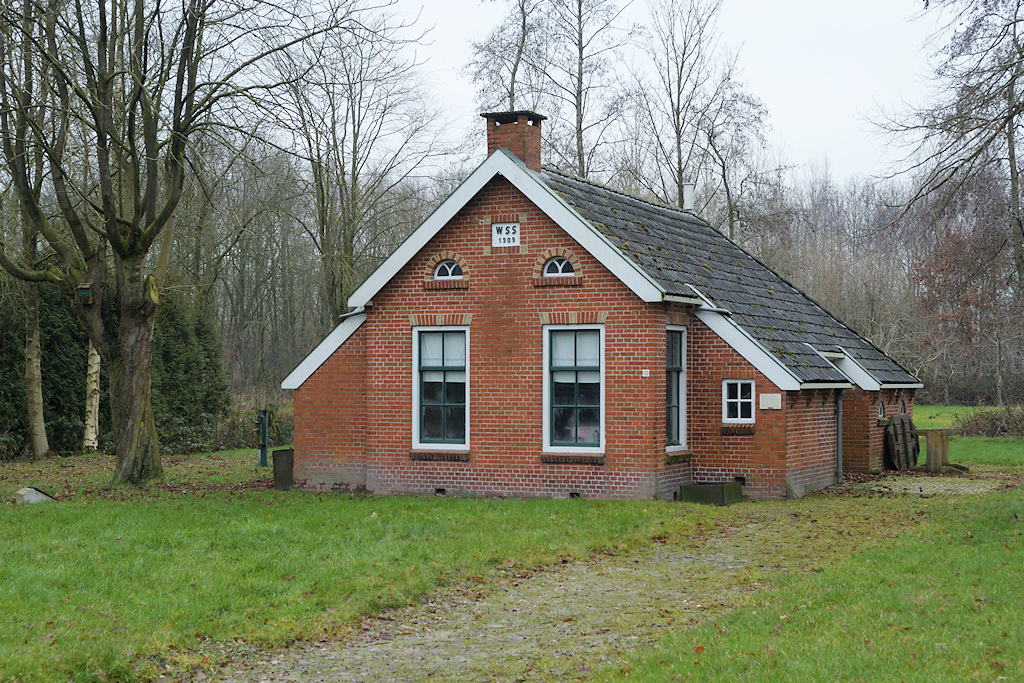 Arbeiderswoning met inpandige kleine schuur in Houtigehage