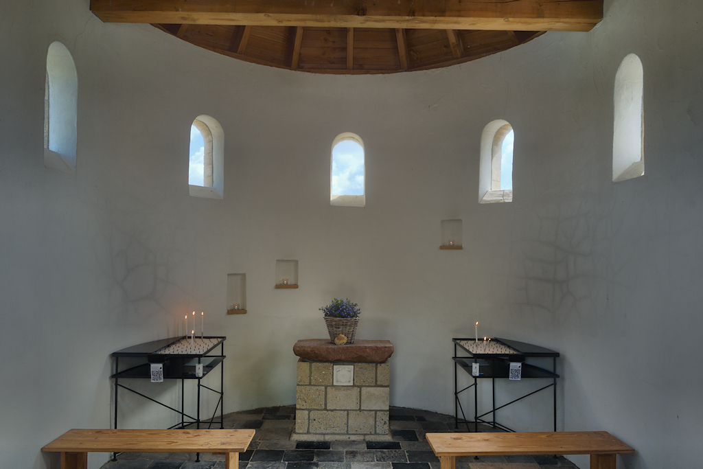 Het interieur van de Heidense Kapel in Stroe