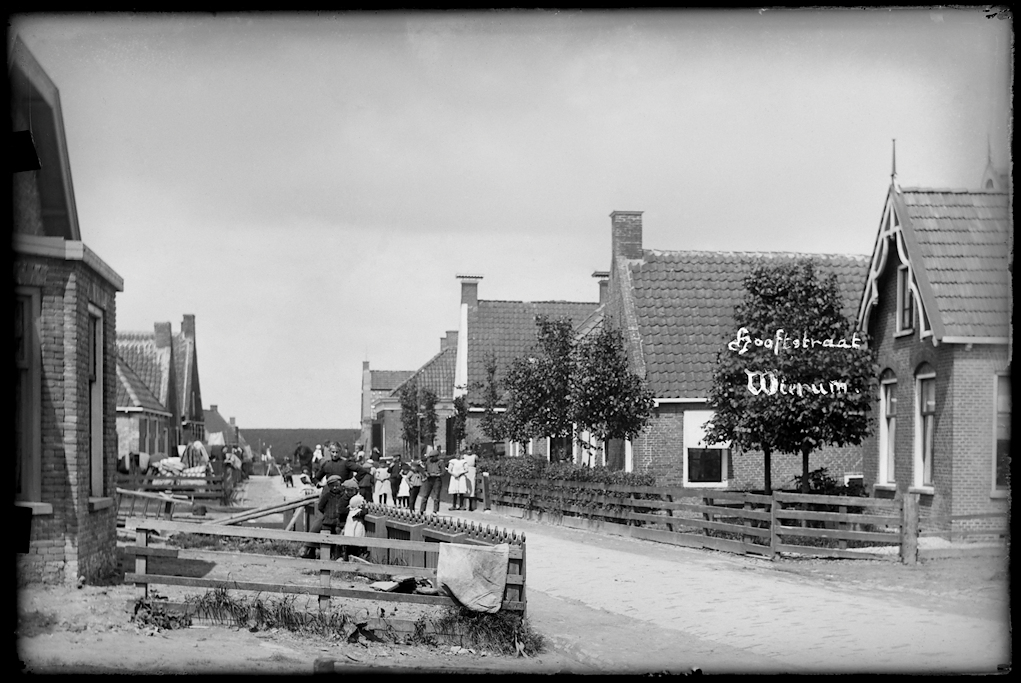 Haadstrjitte te Wierum op een foto uit 1916