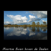 Maartse buien spiegelen in het water van de Deelen