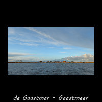 Gezicht op Gaastmeer over het water van it Piel
