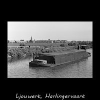 Vrachtschip in de Haringervaart bij Leeuwarden