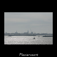 Zeilboot vaart de haven van Harlingen binnen