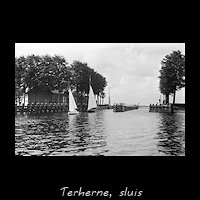 De oude sluis van Terherne met twee zeilboten