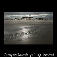 Na een golf trekt water zich terug van het strand