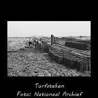 Turfsteken Rhederveld Groningen 1949 - Foto: Nationaal Archief CC0 - Fotograaf onbekend-Heidemij