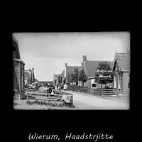 Haadstrjitte te Wierum op een foto uit 1916