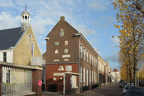 Beeld van de situatie met de gevelstenen van Franeker